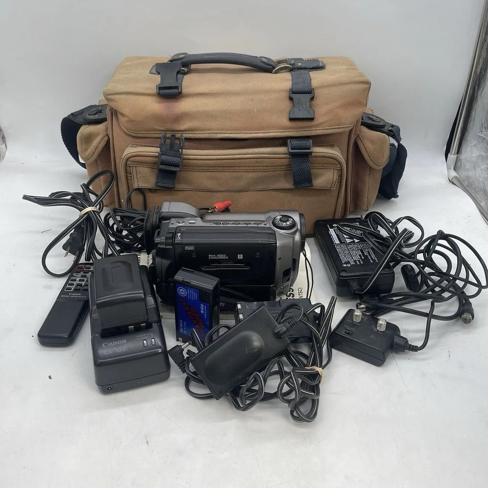 Canon ES970 8mm Analog Camcorder Video With Accessories Bundle UNTESTED